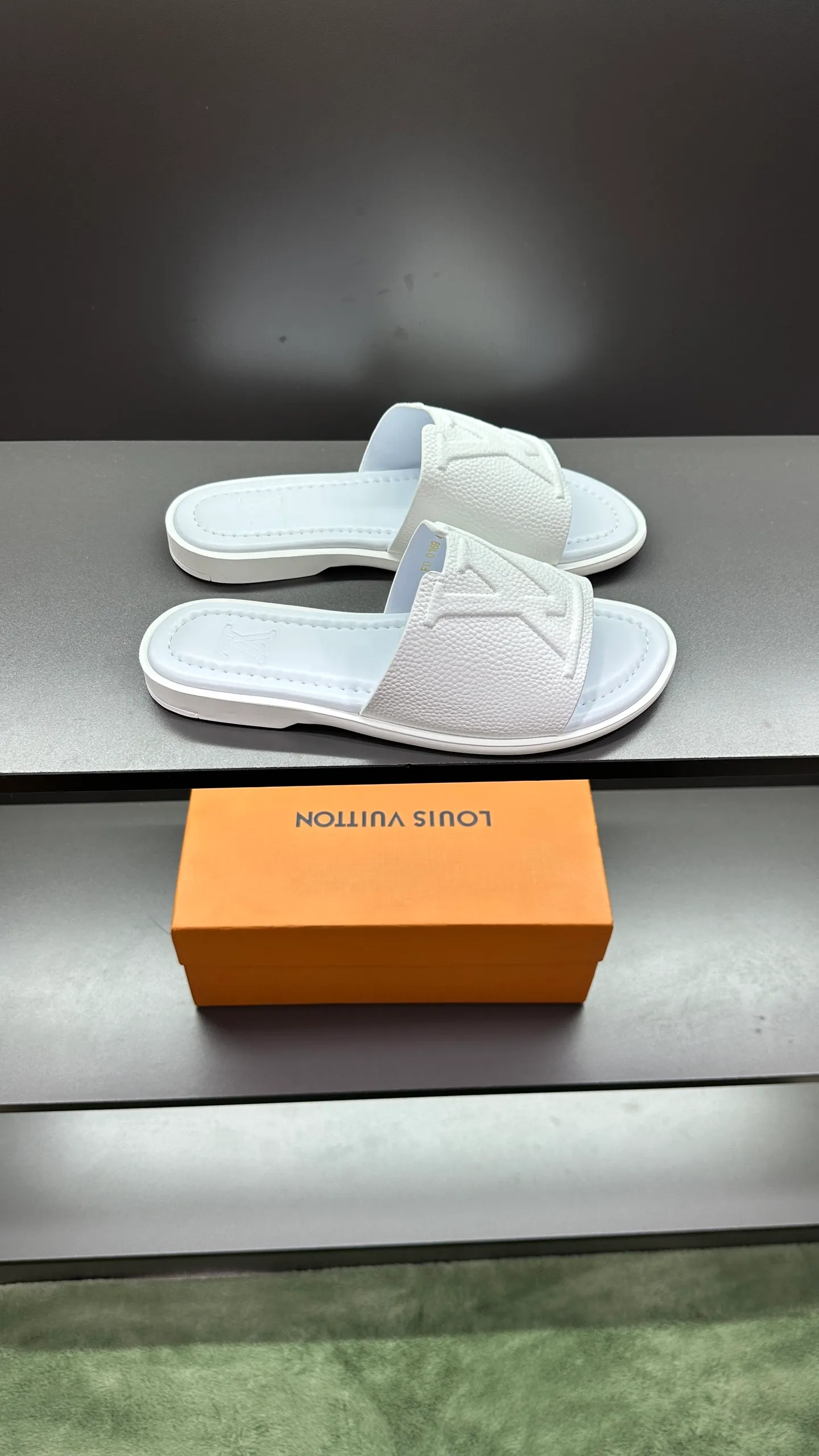 P280 🔍Top purchasing agent LV men's spring and summer slippers counter synchronized. The uppers are made of cowhide fabric imported from Italy, with logo graphics and high-quality craftsmanship. The soles are: original soles specially provided by the original factory. Exclusive molded soles are super comfortable. Original factory follow-up orders. 🔍🔍High quality. You can enter and exit the counter at will. Welcome to compare. Size 38-45